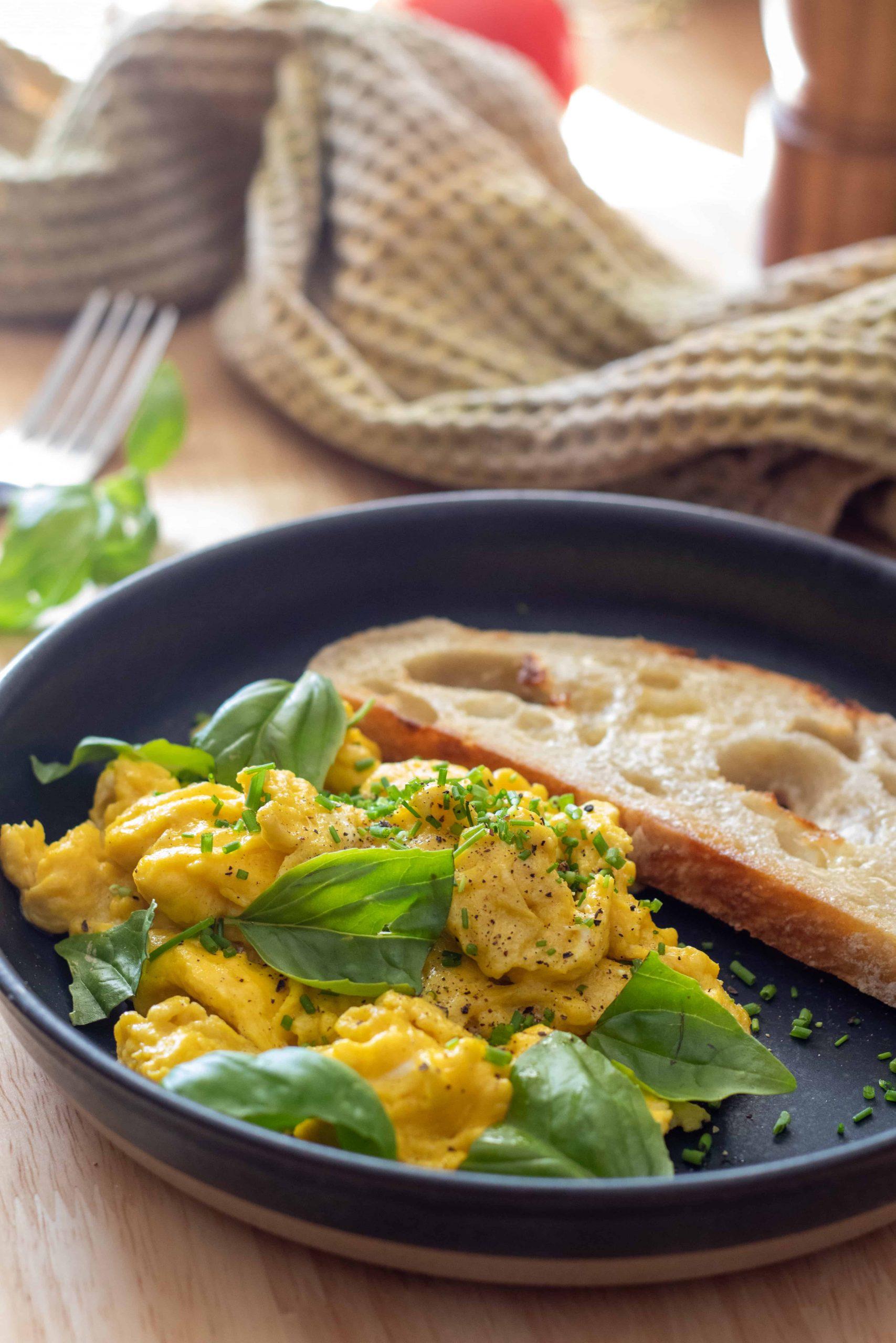 2 scrambled eggs calories with oil