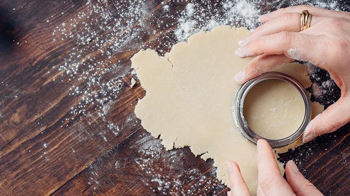 can eating raw cookie dough cause miscarriage