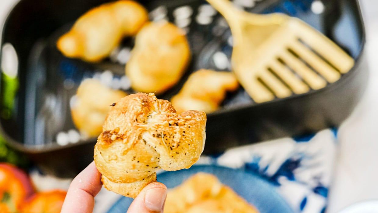 reheating garlic knots in air fryer