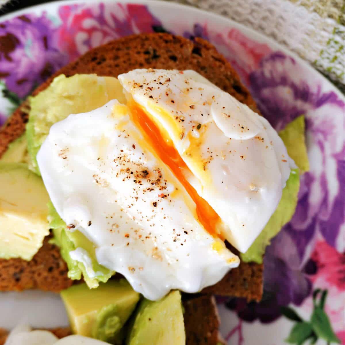 calories in 2 poached eggs