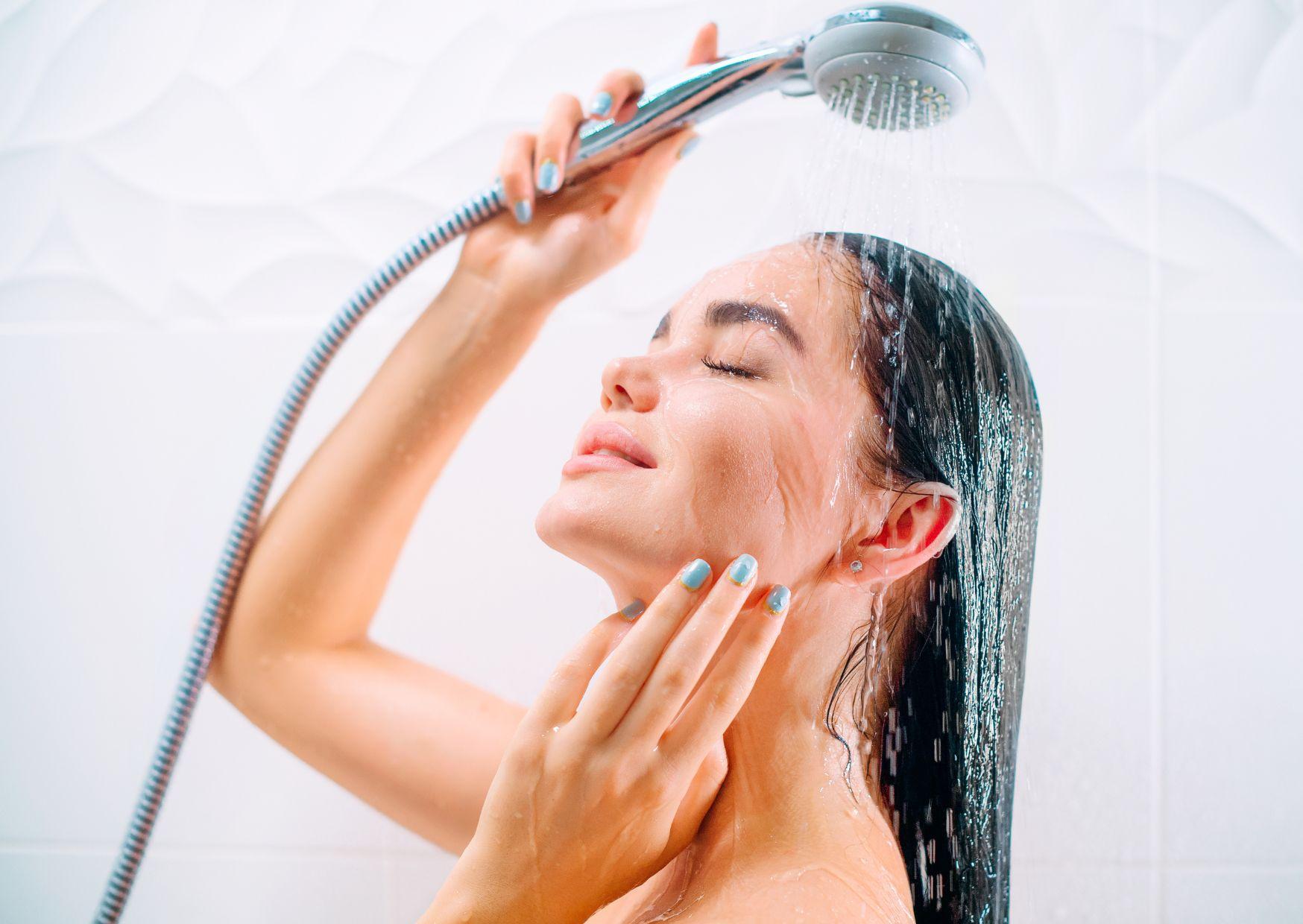 do cold showers help with dandruff