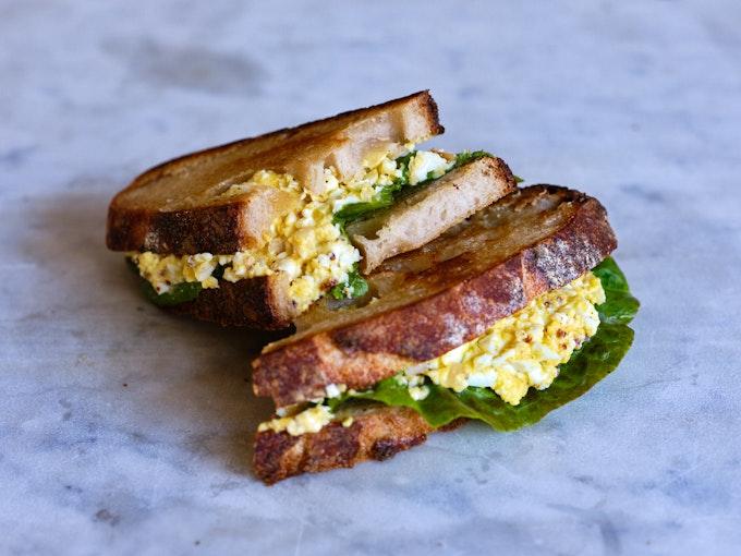 egg salad sandwich calories wheat bread