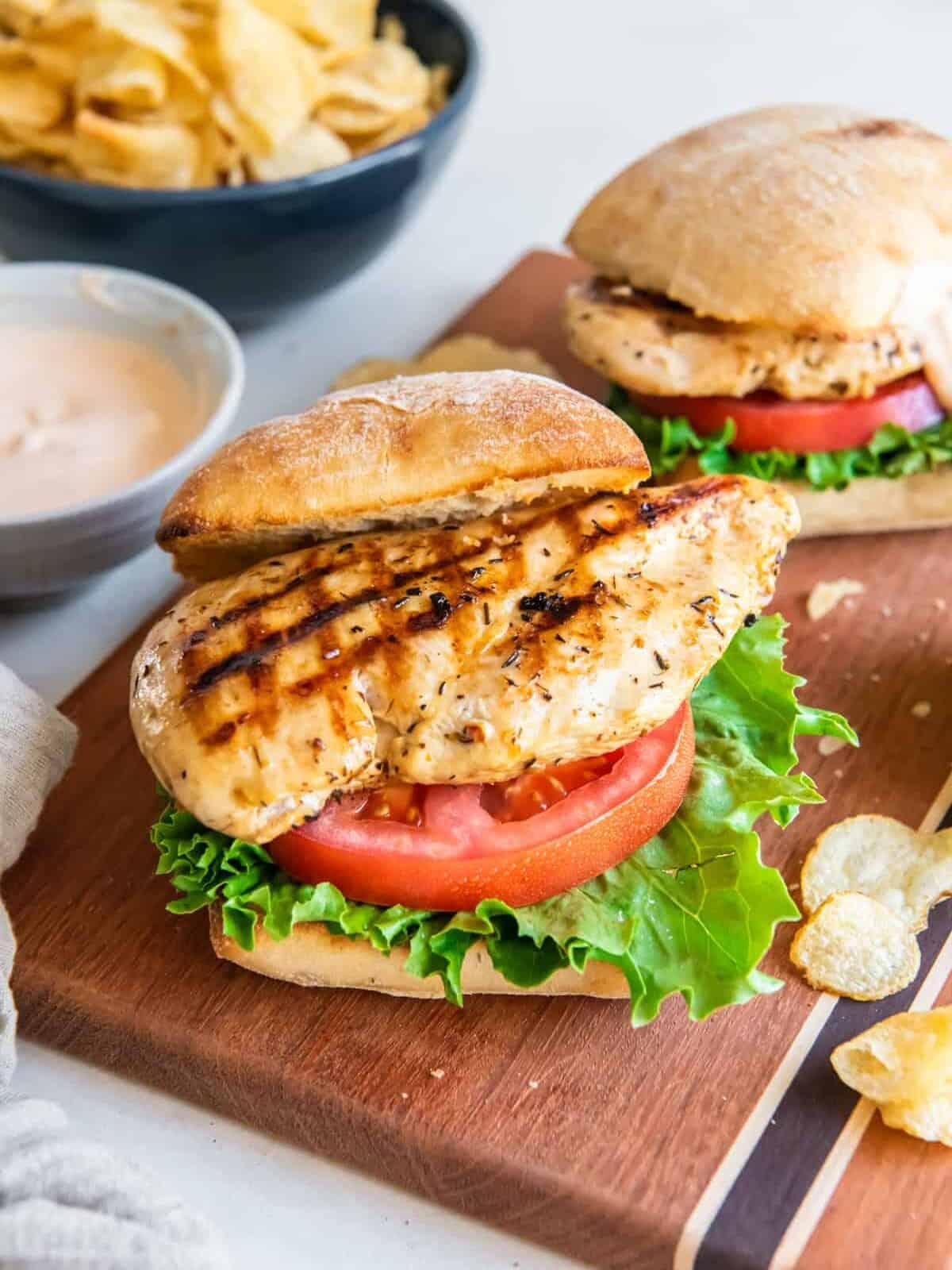 grilled chicken breast sandwich calories