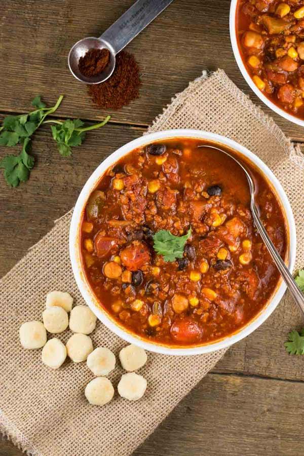 how many calories in a bowl of chili with crackers